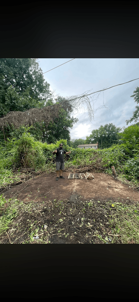 JunkX worker giving a thumbs-up on a freshly cleared property